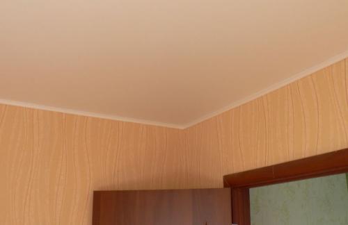 Как клеить потолочный плинтус на двухуровневый потолок. Какой должна быть ширина потолочного плинтуса на стыке стен