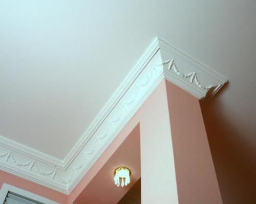 Как клеить потолочный плинтус на двухуровневый потолок. Какой должна быть ширина потолочного плинтуса на стыке стен