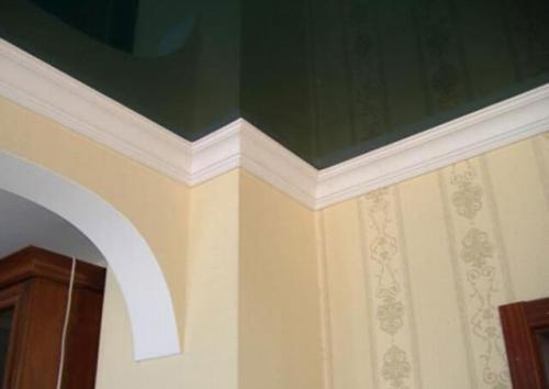 Как клеить потолочный плинтус к натяжному потолку. Почему нельзя клеить плинтусы к натяжному потолку