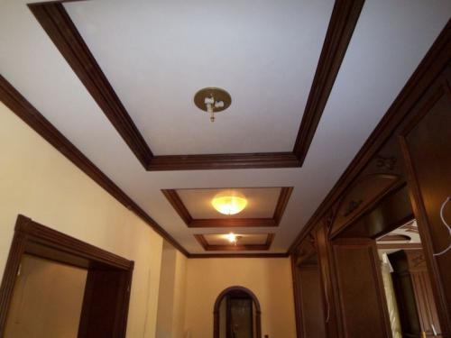 Как клеить потолочный плинтус на двухуровневый потолок. Какой должна быть ширина потолочного плинтуса на стыке стен