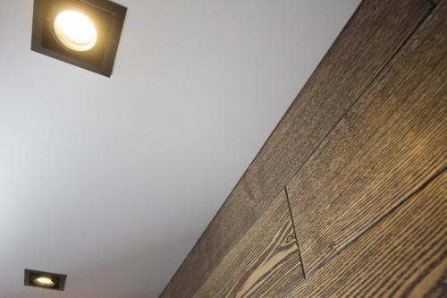 Как клеить потолочный плинтус к натяжному потолку. Почему нельзя клеить плинтусы к натяжному потолку