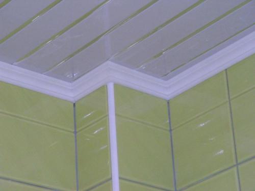 Как клеить потолочный плинтус на двухуровневый потолок. Какой должна быть ширина потолочного плинтуса на стыке стен