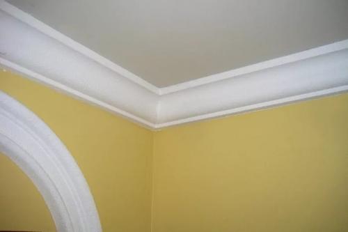 Как клеить потолочный плинтус к натяжному потолку. Почему нельзя клеить плинтусы к натяжному потолку