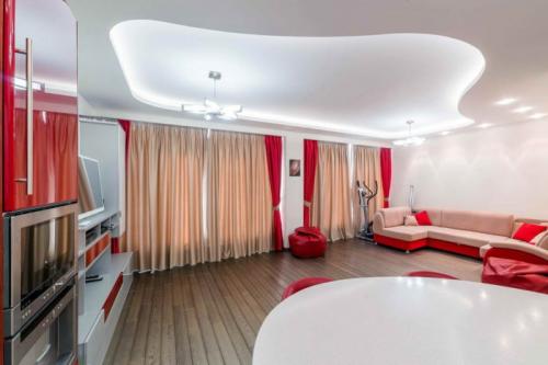 Виды натяжных потолков для зала. Разновидности потолков