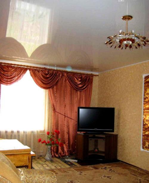 Виды натяжных потолков для зала. Разновидности потолков