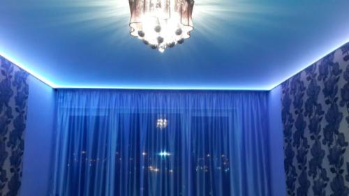 Виды натяжных потолков для зала. Разновидности потолков