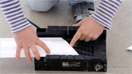 Как правильно приклеить плинтус на потолок. Как правильно клеить? 05