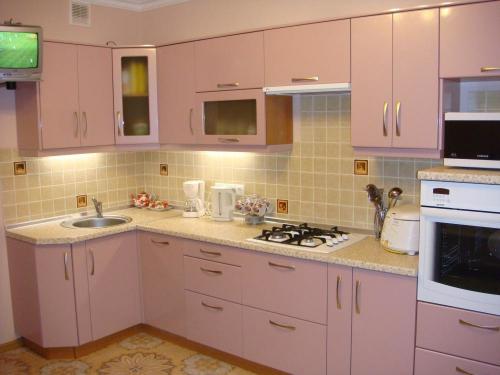 С каким цветом сочетается розовый в интерьере кухни. Сочетание розового цвета с другими оттенками в интерьере кухни