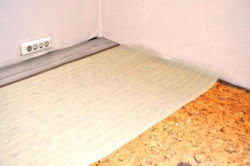 Как стелить линолеум на старый линолеум. Как уложить линолеум на старый линолеум