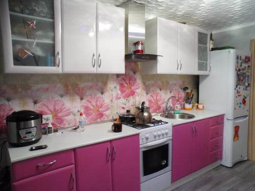 С каким цветом сочетается розовый в интерьере кухни. Сочетание розового цвета с другими оттенками в интерьере кухни