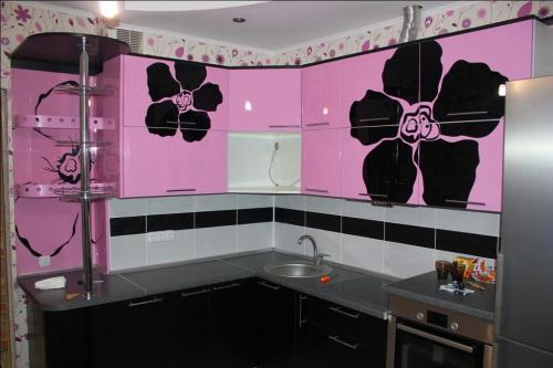 С каким цветом сочетается розовый в интерьере кухни. Сочетание розового цвета с другими оттенками в интерьере кухни