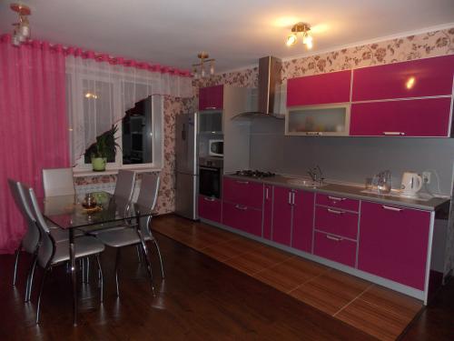 С каким цветом сочетается розовый в интерьере кухни. Сочетание розового цвета с другими оттенками в интерьере кухни