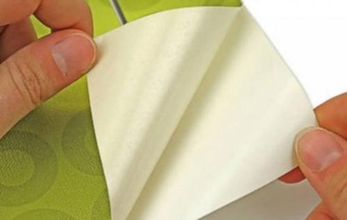 Нужно ли мазать стену клеем при поклейке бумажных обоев. Какие обои не нужно мазать клеем?