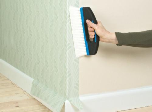 Нужно ли мазать стену клеем при поклейке бумажных обоев. Какие обои не нужно мазать клеем?