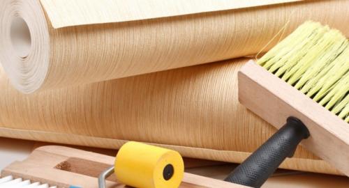 Нужно ли мазать стену клеем при поклейке бумажных обоев. Какие обои не нужно мазать клеем?