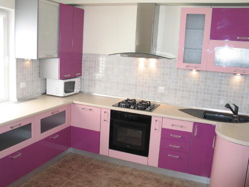 С каким цветом сочетается розовый в интерьере кухни. Сочетание розового цвета с другими оттенками в интерьере кухни