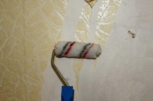 Как снять старые обои с окрашенных стен. Как покрасить стены после обоев: 3 шага к красивой отделке