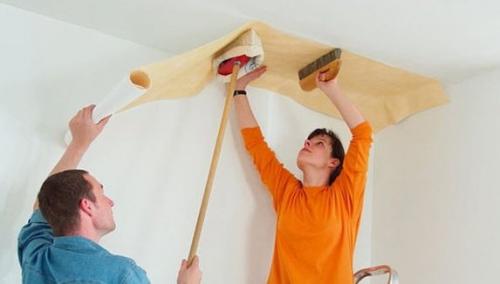 Как клеить обои на двухуровневый потолок. Этап №2 – клеим обои