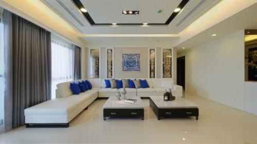 Обои на потолок в зал. Стиль