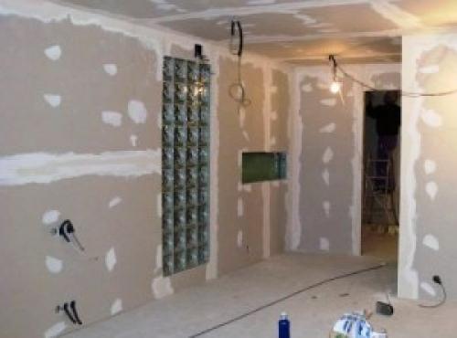 Сколько раз шпаклевать стены под обои. Технология шпаклевания стен под обои