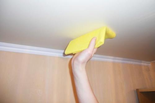 Как помыть тканевый натяжной потолок. Общие правила ухода за натяжными потолками