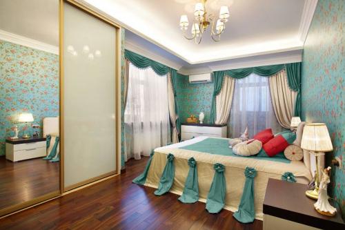 Варианты отделки стен обоями. Отделка стен обоями — фото идеи яркого и гармоничного сочетания в интерьере