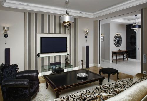 Обои двух цветов в гостиной. Варианты двух цветов