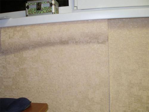 Можно ли клеить обои на нижний слой старых обоев. Как правильно клеить обои на обои: советы от мастеров