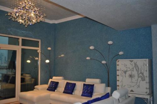 Как модно клеить обои в зале. Подобрать обои в зал: фото-примеры удачного оформления