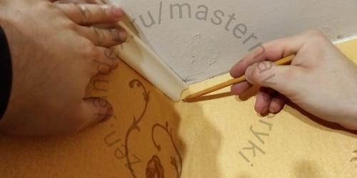 Потолочный плинтус углы. Как сделать ровный угол на потолочном плинтусе без специальных приспособлений своими руками.