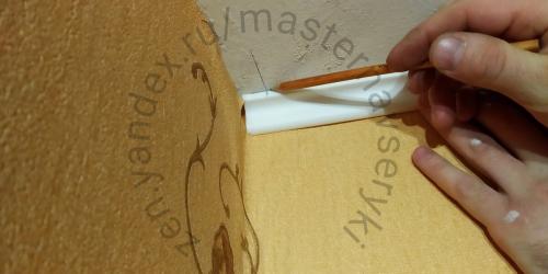 Потолочный плинтус углы. Как сделать ровный угол на потолочном плинтусе без специальных приспособлений своими руками.