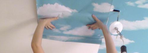 Как клеить обои на потолок вдоль или поперек. Расчёт нужного количества обоев на потолок