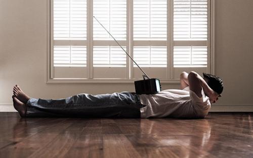 На какой высоте вешать телевизор 50 дюймов. Оптимальная высота для телевизора в гостиной