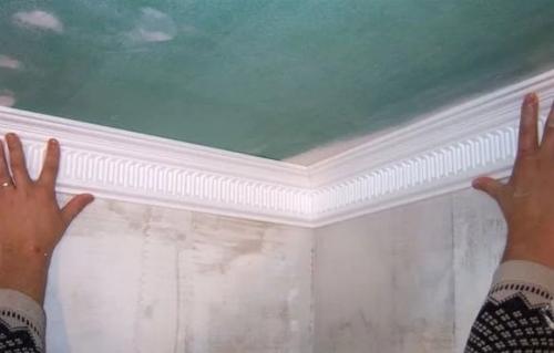 Как клеить потолочный плинтус на кривые стены. Как клеить потолочный плинтус: полезные советы