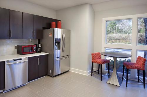 Цвета компаньоны в интерьере. Крутая шпаргалка по сочетанию цветов 27