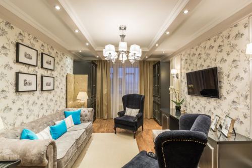 Комбинированные обои для зала в хрущевке. С орнаментом