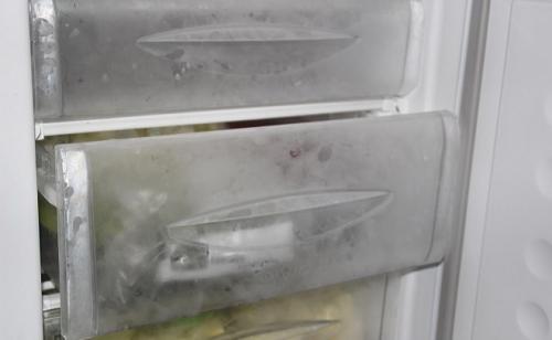 Как убрать запах из морозилки. Как избавиться от запаха в морозилке