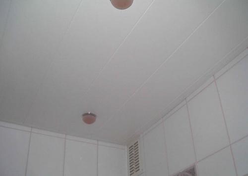 Монтаж подвесного потолка своими руками. Устанавливаем одноуровневый потолок по шагам 04 Монтаж подвесного потолка своими руками. Устанавливаем одноуровневый потолок по шагам 04