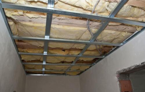 Монтаж подвесного потолка своими руками. Устанавливаем одноуровневый потолок по шагам 01 Монтаж подвесного потолка своими руками. Устанавливаем одноуровневый потолок по шагам 01