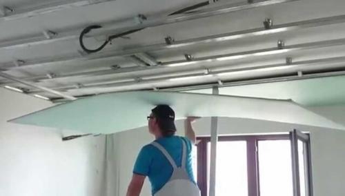 Монтаж подвесного потолка своими руками. Устанавливаем одноуровневый потолок по шагам 03 Монтаж подвесного потолка своими руками. Устанавливаем одноуровневый потолок по шагам 03