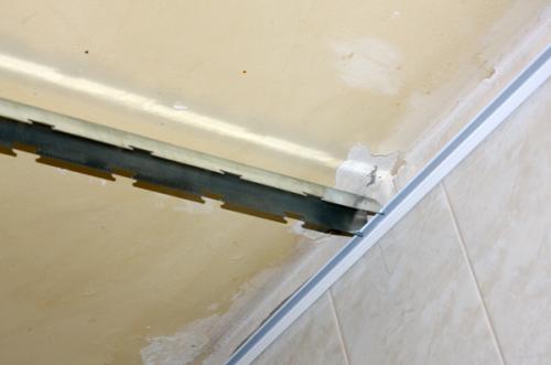 Реечный потолок инструкция по монтажу. Видеоинструкция по монтажу реечного потолка