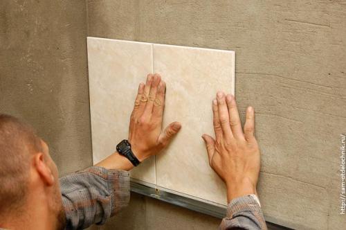 Как уложить на стену плитку. Этапы укладки керамической плитки в ванной комнате 08