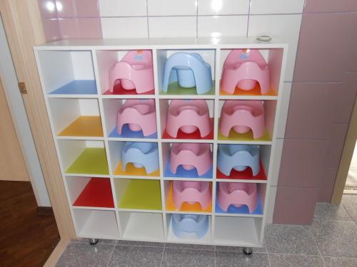 Шкафчик в раздевалку детского сада. Разнообразие моделей