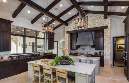 Потолок на кухне с балками. Балки на потолке в интерьере кухни