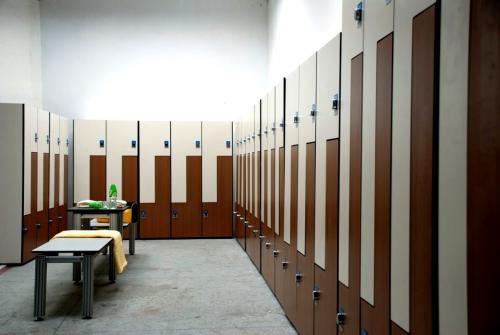 Шкафчик для раздевалки в спортзале. Варианты шкафов в раздевалки фитнес клубов, советы по выбору