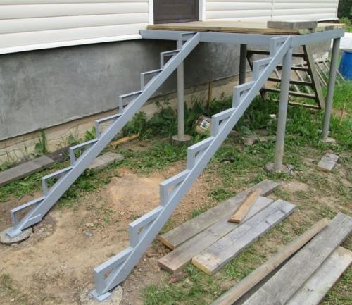 Металлическое крыльцо в частном доме. Крыльцо из металла