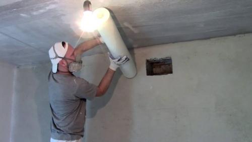 Как правильно красить стеклообои на потолке. Зачем клеить стеклообои на потолок и как это сделать правильно