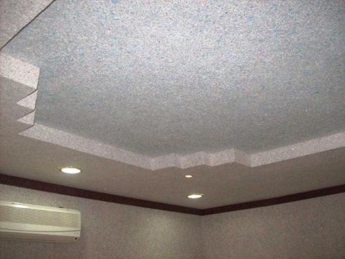 Как правильно красить стеклообои на потолке. Зачем клеить стеклообои на потолок и как это сделать правильно