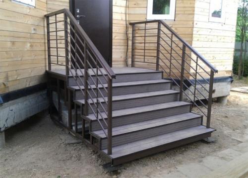 Металлическое крыльцо в частном доме. Крыльцо из металла