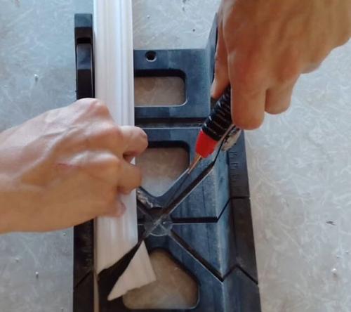 Как правильно обрезать плинтуса на потолок. С использованием стусла 20 Как правильно обрезать плинтуса на потолок. С использованием стусла 20